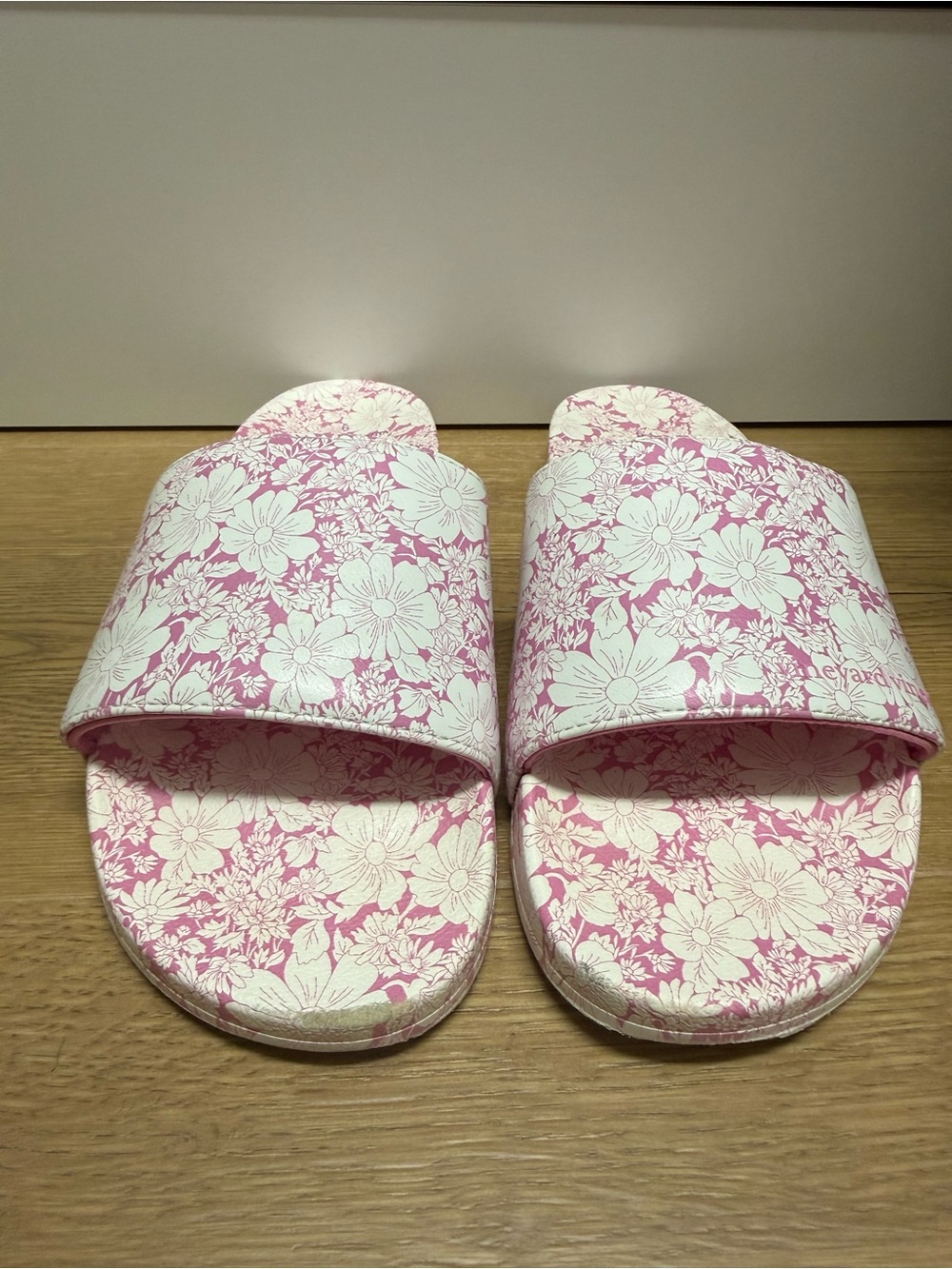 Vineyard Vines Pink and White Floral Slide Sandals